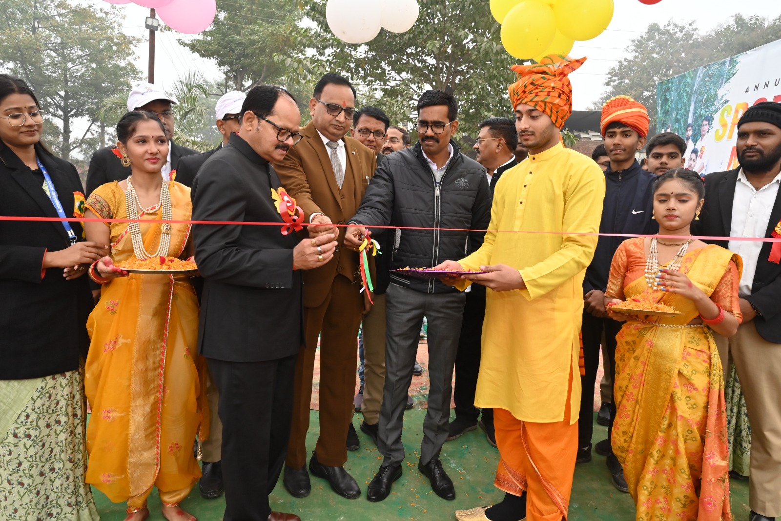 उप जिलाधिकारी शैलेश दुबे द्वारा शांति का प्रतीक कबूतर को उड़ाकर महाकुंभ खेल का किया समापन,