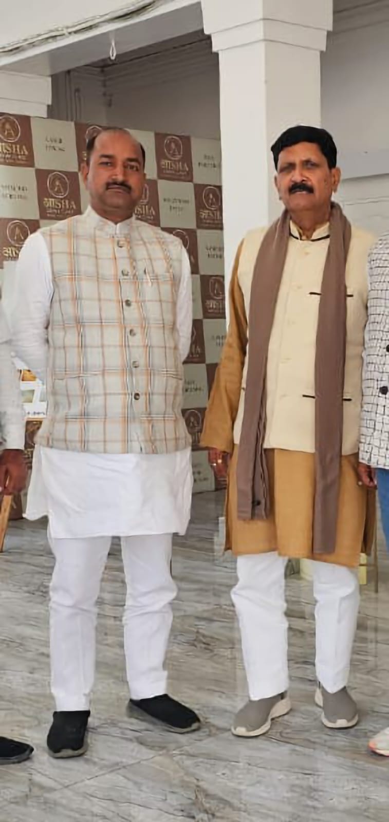 सत्यप्रकाश राय उर्फ़ पिंटू राय विधायक अनिल त्रिपाठी से मिलकर पुष्प गुच्छ देकर नववर्ष की हार्दिक बधाई दी