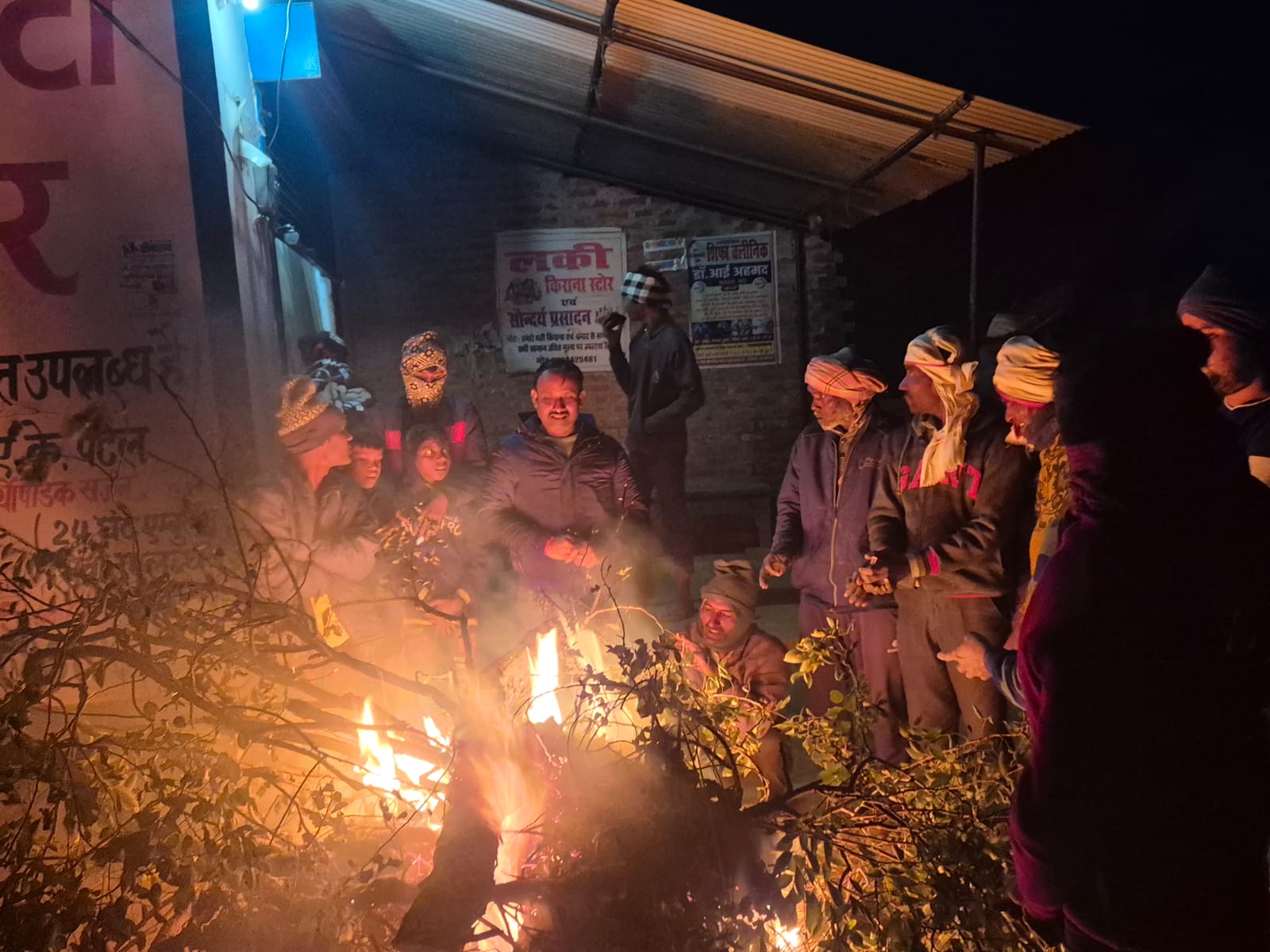 एक बार फिर से समाजसेवी गुड्डू सिंह प्रधान प्रतिनिधि बकहा ने बढ़ती ठण्ड क़ो लेकर जगह जगह करवाया अलाव की व्यवस्था
