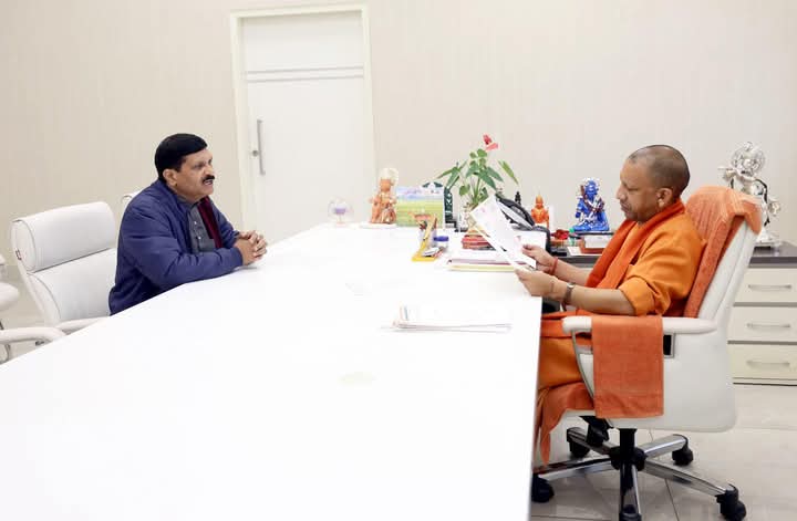 आज लखनऊ में उत्तर प्रदेश के मुख्यमंत्री योगी आदित्यनाथ जी से शिष्टाचार भेंट के अनुक्रम में भगवान श्रीराम का स्मृति चिन्ह प्रदान कर नूतन वर्ष-2025 की हार्दिक मंगलमय शुभकामनाए मेहदावल विधायक अनिल त्रिपाठी ने प्रेषित किया।