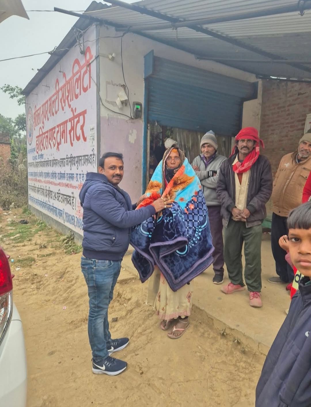 ग्राम पंचायत बकहा के प्रधान प्रतिनिधि गुड्डू सिंह द्वारा वितरित किया गया कंबल