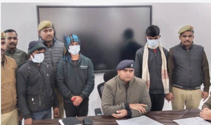 थाना कोतवाली खलीलाबाद पुलिस द्वारा कार्यवाही करते हुए फायरिंग व आगजनी करने के मामले में 03 अभियुक्तों को 01 अदद नाजायज पिस्टल, 05 अदद खोखा कारतूस व घटना में प्रयुक्त 01 अदद मोटरसाईकिल के साथ किया गया गिरफ्तार*