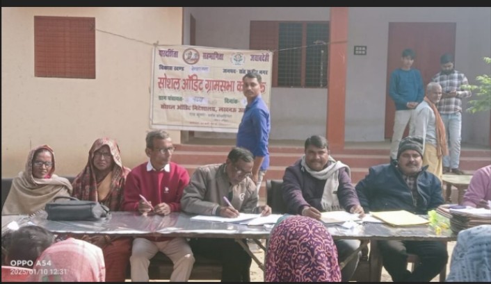 सोशल ऑडिट टीम के द्वारा ग्राम के स्थलीय भौतिक सत्यापन के बाद खुली बैठक करते हुए – राजकुमार