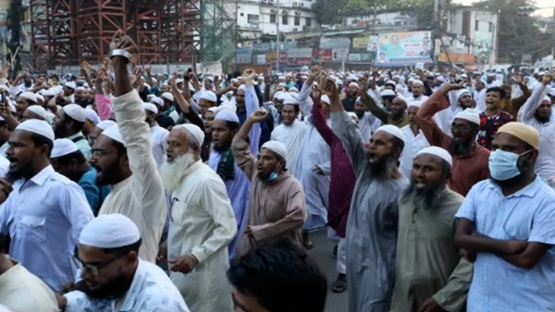 घसीटकर हिंदू युवक को ले गए इस्लामी कट्टरपंथी, जमकर किया प्रताड़ित… बांग्लादेश में ‘ईशनिंदा’ की आड़ में लिंचिंग की कोशिश: देखिए Video, सुनिए ‘नारा-ए-तकबीर’ का यलगार