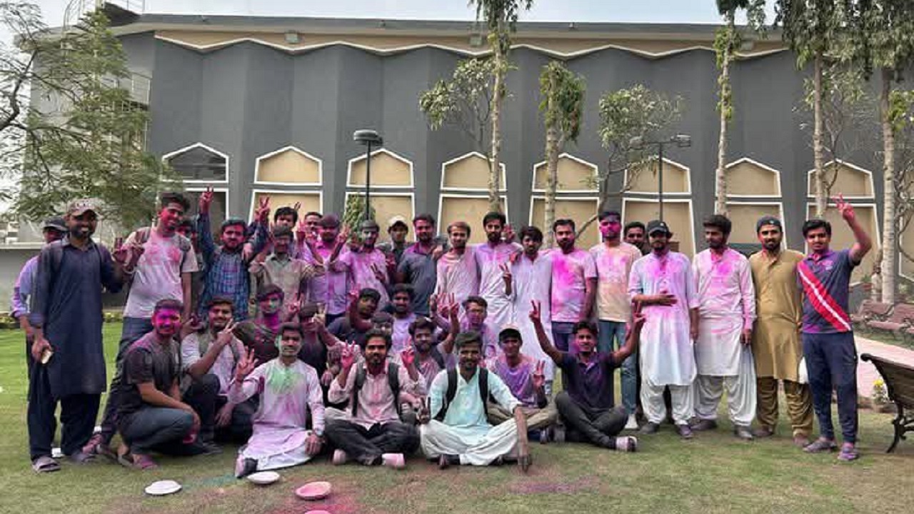 होली खेलने पर यूनिवर्सिटी में एंट्री बंद, अभिभावक के साथ पेशी का आदेश: पाकिस्तान की दाऊद यूनिवर्सिटी ने छात्रों को दी ‘सजा’, FIR भी