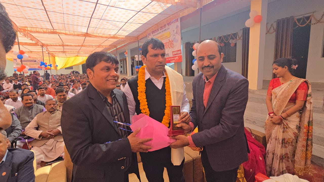 ज्ञान की देवी सरस्वती मां के चित्र और पूर्वांचल के मालवीय स्व पं सूर्य नारायण चतुर्वेदी को याद करते पुष्प हार व पुष्प अर्पित किए