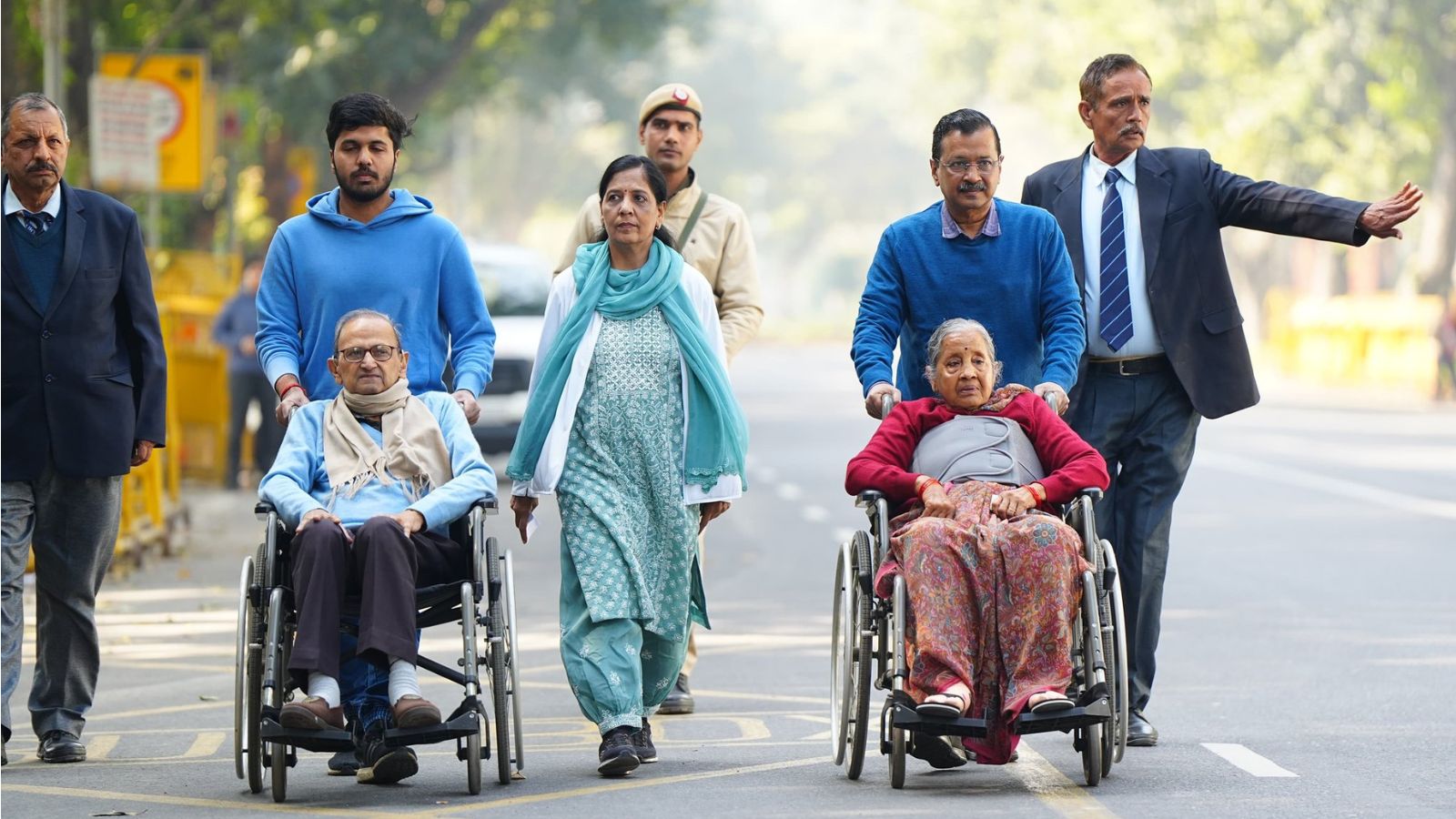 पहले अपने ही बच्चों की खाई झूठी कसम, अब बुजुर्ग माँ-बाप की निकाली ‘परेड’… मौका कोई भी हो अरविंद केजरीवाल हर बार ‘नीचता’ का अपना ही रिकॉर्ड तोड़ डालते हैं
