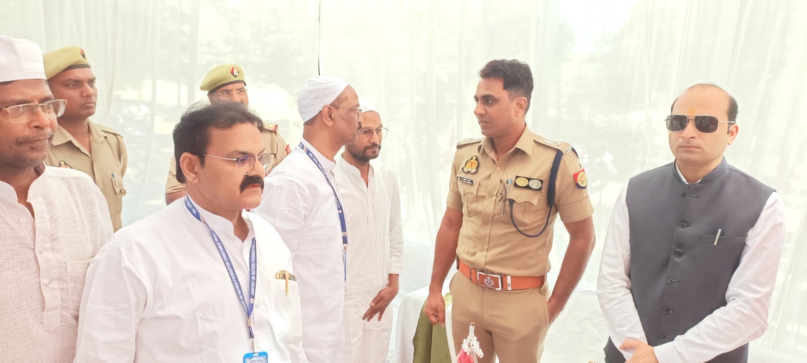 डीएम एवं एसपी द्वारा जनपद में भ्रमणशील रहकर ईद की नमाज को सकुशल संपन्न कराया गया  ——————