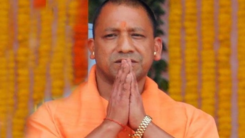 गाय के गोबर से बने पेंट से रंगी जाएँगी यूपी की इमारतें: प्राकृतिक रंगों को बढ़ावा देने के लिए CM योगी का आदेश, भड़के अखिलेश यादव