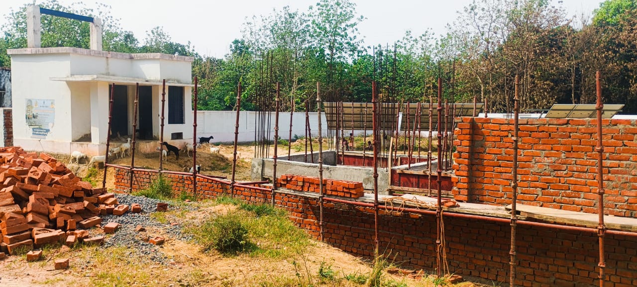 अधूरा निर्माण कार्य छोड़कर ठेकेदार फरार गांव में पानी का संकट   2 वर्ष से टंकी को कौन कहे दीवाल तक नहीं हो सकी पूरी   घटिया निर्माण का विरोध कर रहे थे ग्रामीण 