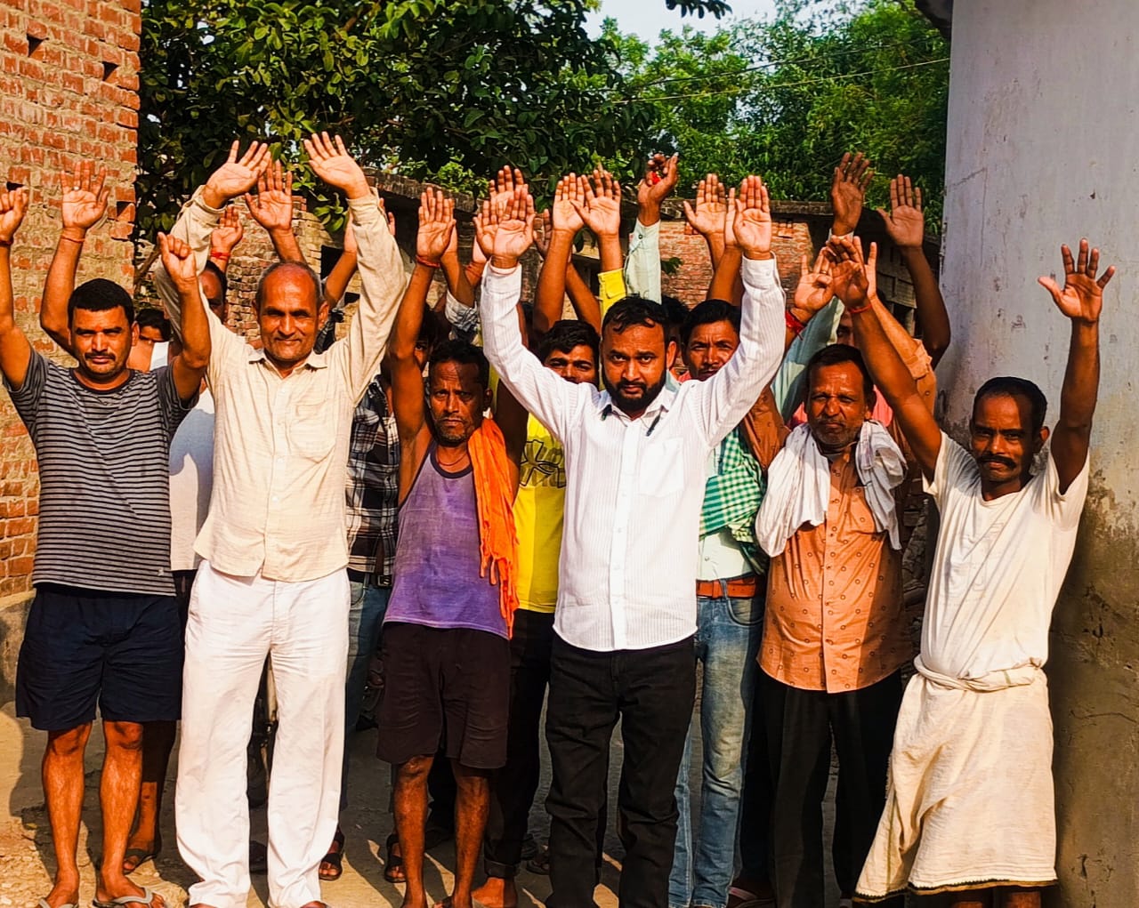 सड़क मरम्मत में देरी को लेकर आक्रोशित ग्रामीणों का प्रदर्शन   महुली संत कबीर नगर 