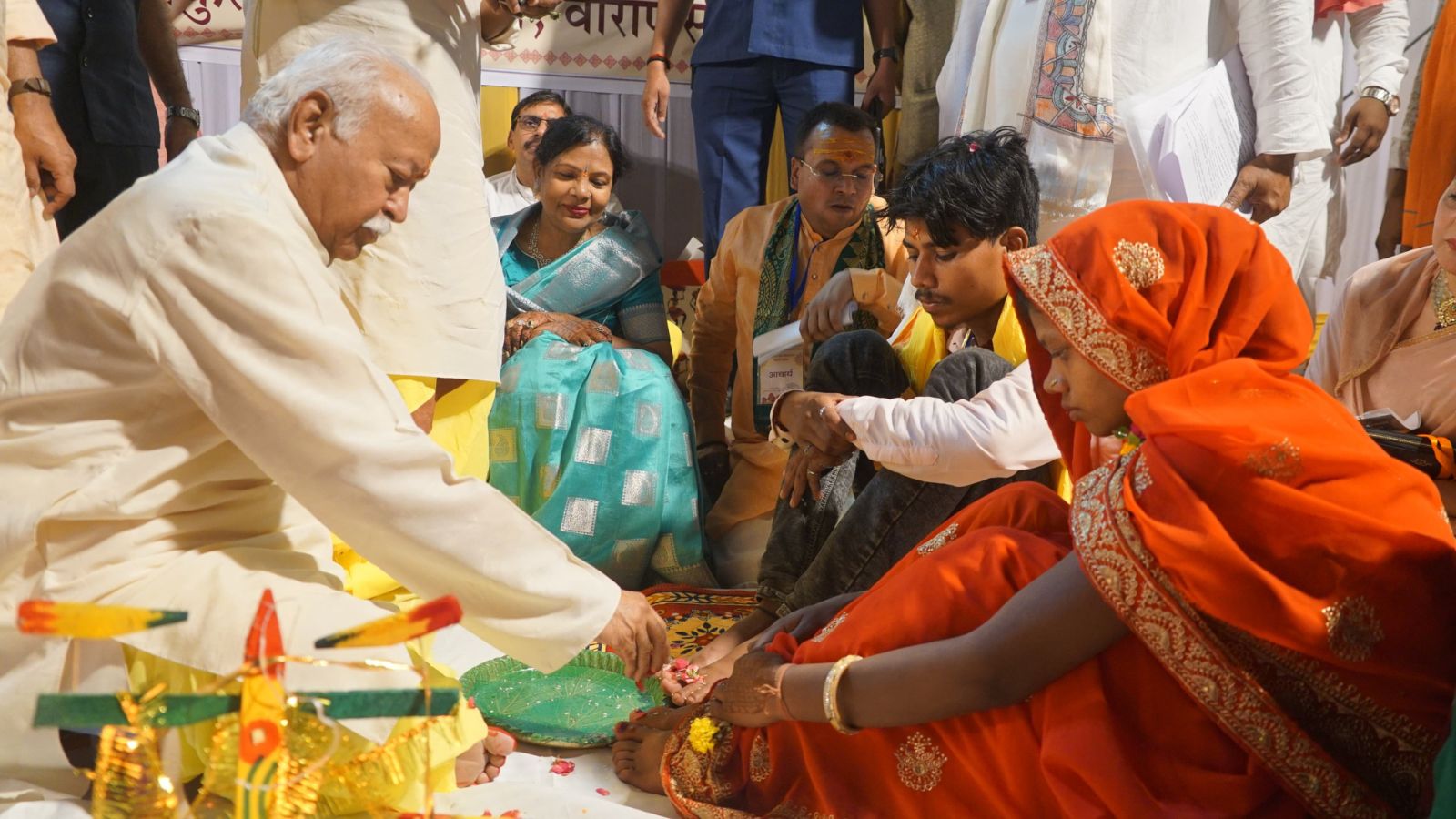 RSS प्रमुख मोहन भागवत ने जनजातीय लड़की का किया कन्यादान, पैर भी धोए: कहा- विवाह ही कुटुंब का आधार, काशी में एक साथ हुईं 125 शादियाँ