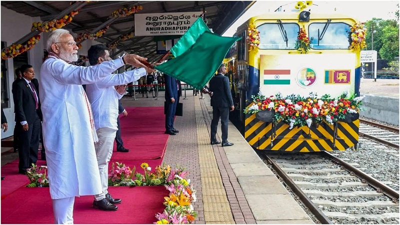 PM मोदी ने दाहोद को दी ₹24 हजार करोड़ की सौगात, दिखाई पहली ‘इलेक्ट्रिक लोकोमोटिव’ को हरी झंडी: वडोदरा के रोड शो में कर्नल सोफिया कुरैशी के भाई-बहन से भी मिले