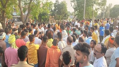 12वीं के छात्र की हत्या से परिजनों व ग्रामीणों में आक्रोश, घंटों चला हंगामा