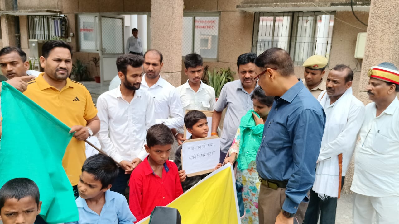 डीएम ने अन्तर्राष्टीय बाल श्रम निषेध दिवस पर 07 दिवसीय जागरूकता कार्यक्रम को सफल बनाने हेतु संयुक्त टीम को हरी झंडी दिखाकर किया रवाना।