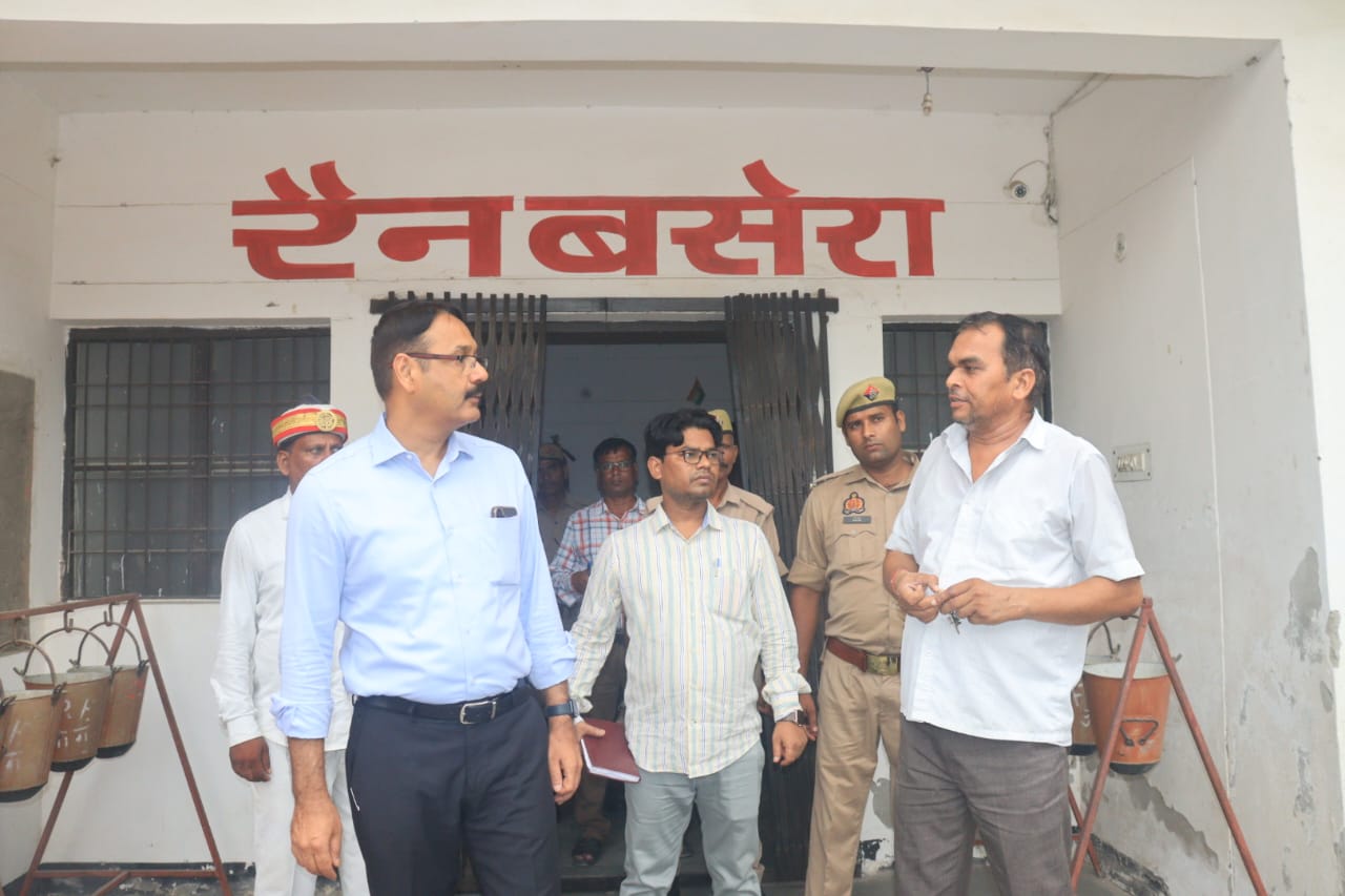 डीएम द्वारा जनता दर्शन में प्राप्त शिकायत का संज्ञान लेते हुए शहर क्षेत्र खलीलाबाद के विधियानी मार्ग एवं रैन बसेरा का किया गया स्थलीय निरीक्षण।