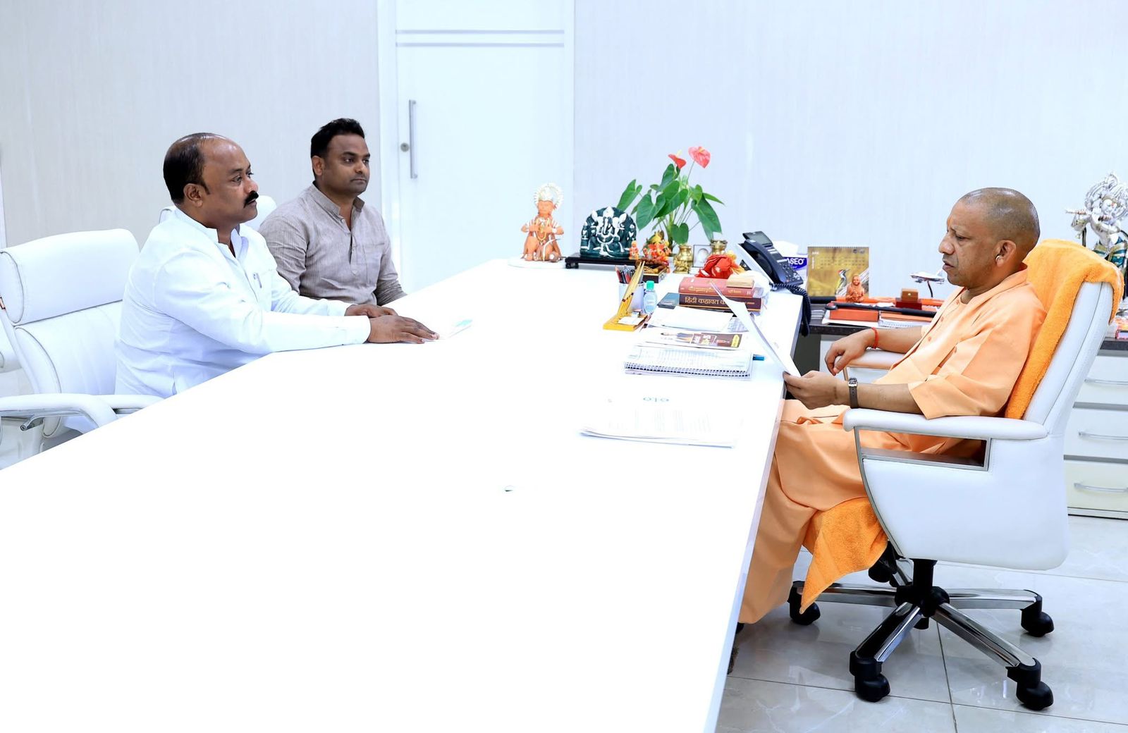 सेमरियांवा के चतुर्दिक विकास के लिए जिला पंचायत अध्यक्ष बलिराम ने प्रमुख प्रतिनिधि के साथ सीएम योगी से किया मुलाकात