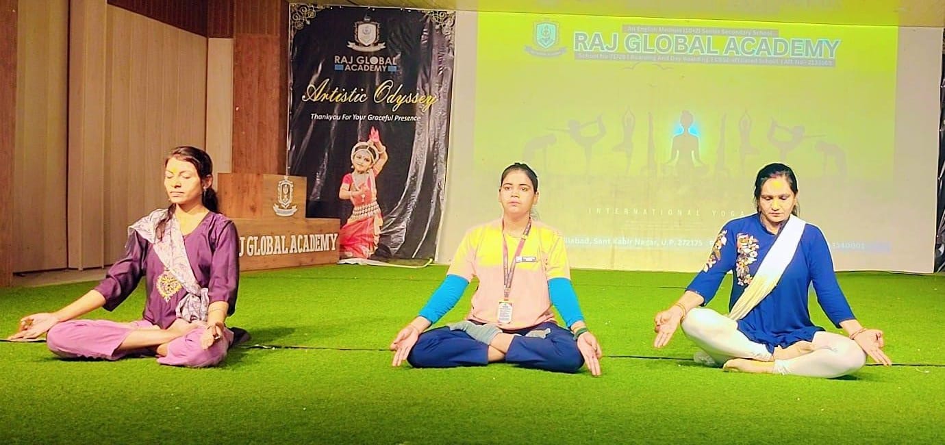 योग में अनुशासन का संगम: राज ग्लोबल एकेडमी में योग कर दिया निरोग रहने का संदेश