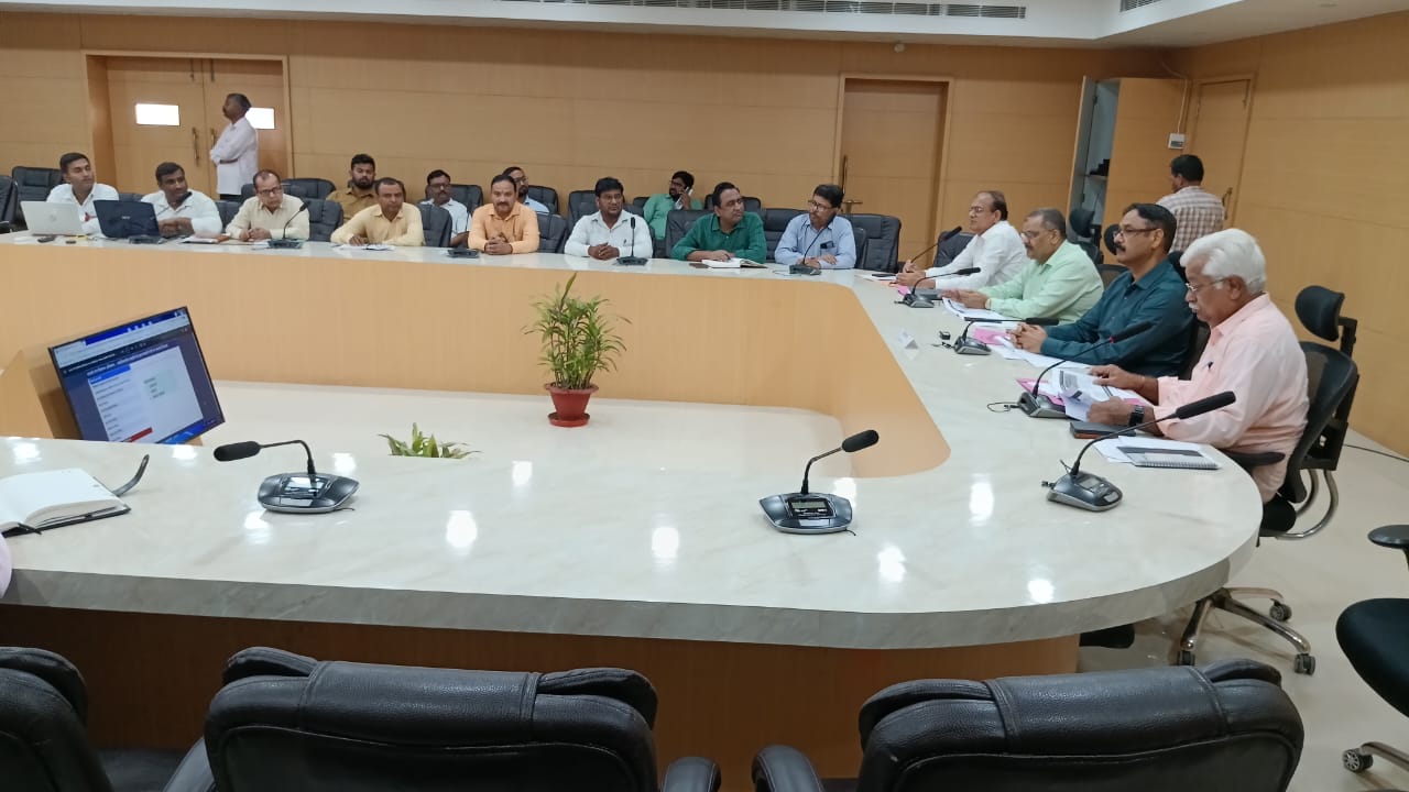 डीएम की अध्यक्षता में जिला स्वास्थ्य समिति की बैठक हुई आयोजित, संचारी रोग नियंत्रण/दस्तक अभियान के तैयारियों की हुई समीक्षा।
