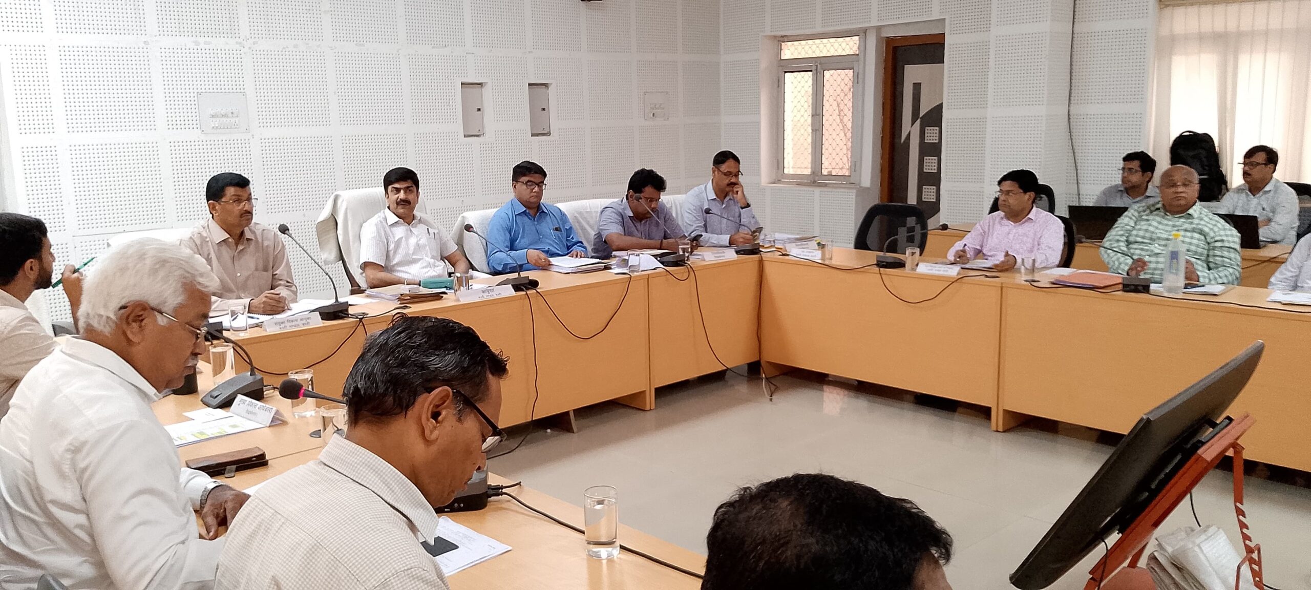 मंडलायुक्त बस्ती ने ली विकास कार्यों की समीक्षा बैठक, तीनों जिलों के डीएम रहे मौजूद