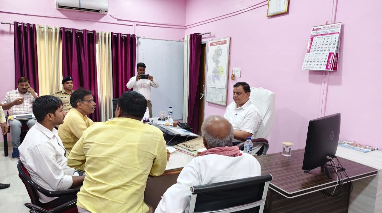 जिला निर्वाचन अधिकारी/जिलाधिकारी आलोक कुमार के निर्देश के क्रम में उप जिला निर्वाचन अधिकारी/अपर जिलाधिकारी जय प्रकाश की अध्यक्षता में कलेक्ट्रेट परिसर में पुनरीक्षण पूर्व की जाने वाली मतदेय स्थलों के गतिविधियों की तैयारी के संबंध में बैठक आयोजित की गयी।