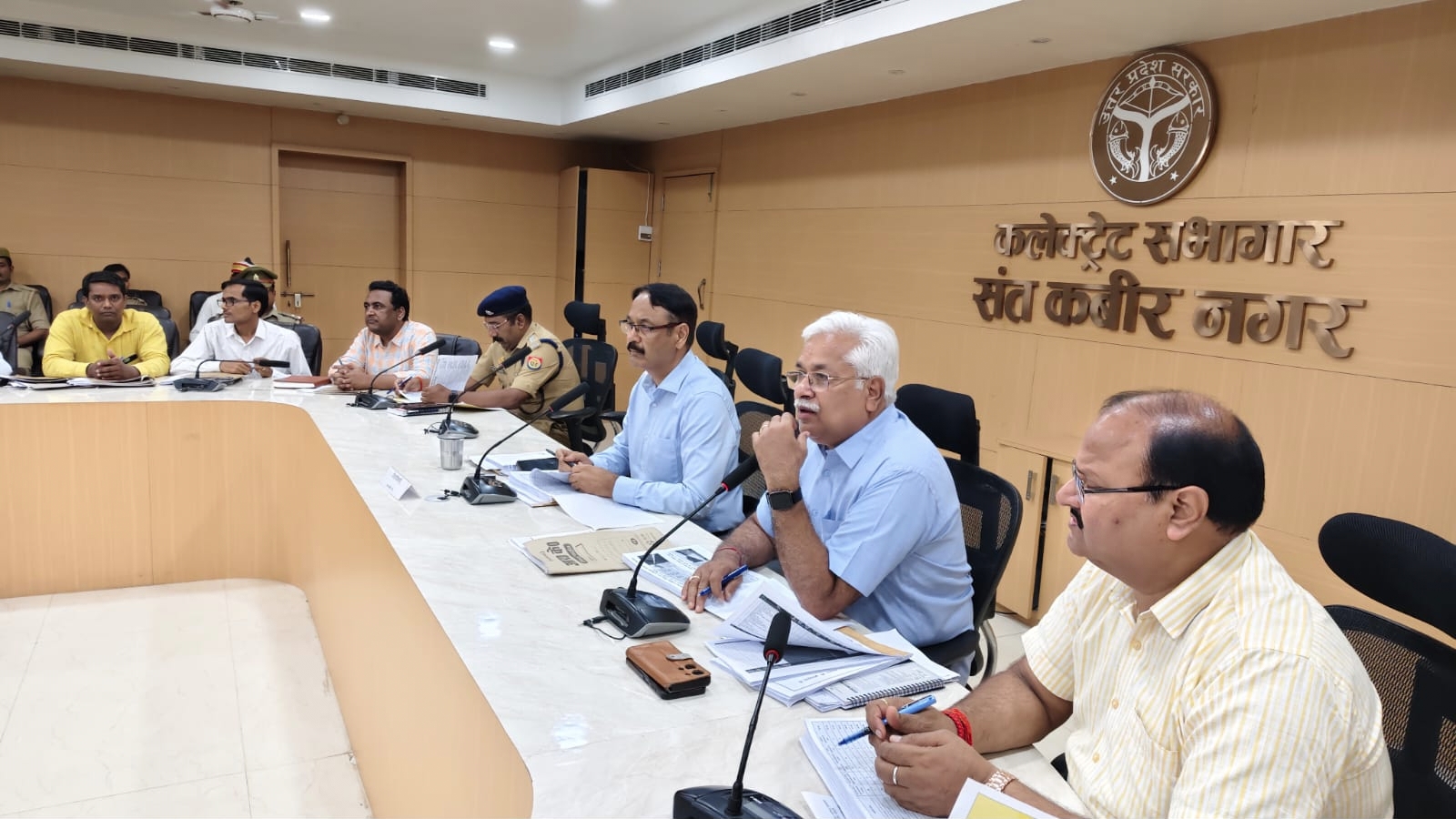 डीएम की अध्यक्षता में जनपद में निर्माण कार्यों/परियोजनाओं की हुई समीक्षा, गुणवत्तापूर्ण व ससमय कार्य पूर्ण करने के दिए निर्देश।