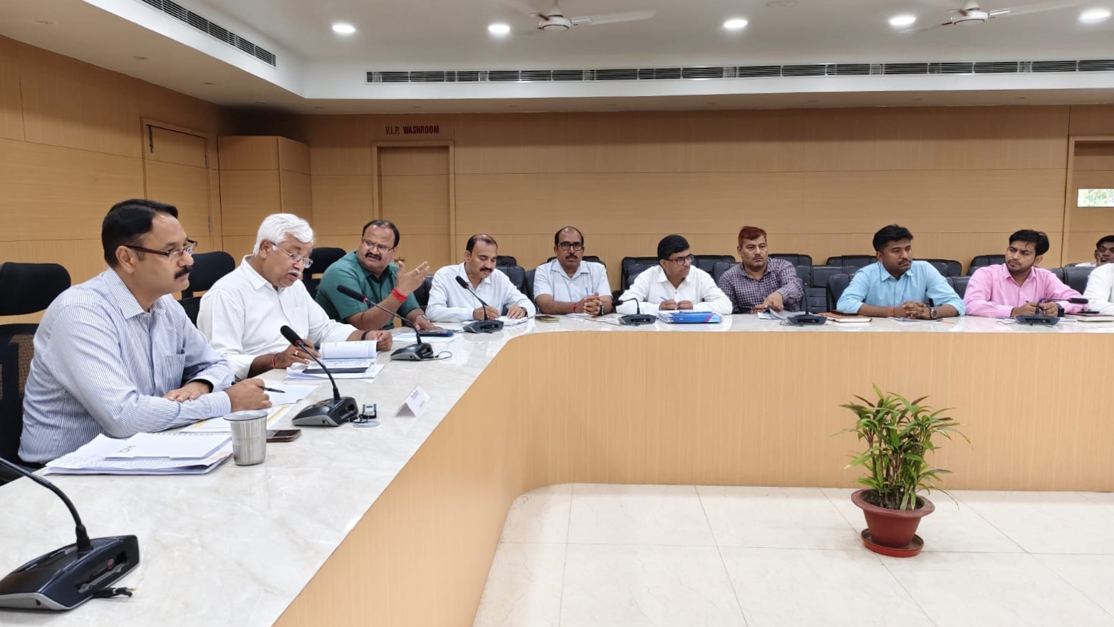 डीएम की अध्यक्षता में जिला ओटीडी सेल (वन ट्रिलियन डॉलर) की समीक्षा बैठक हुई आयोजित