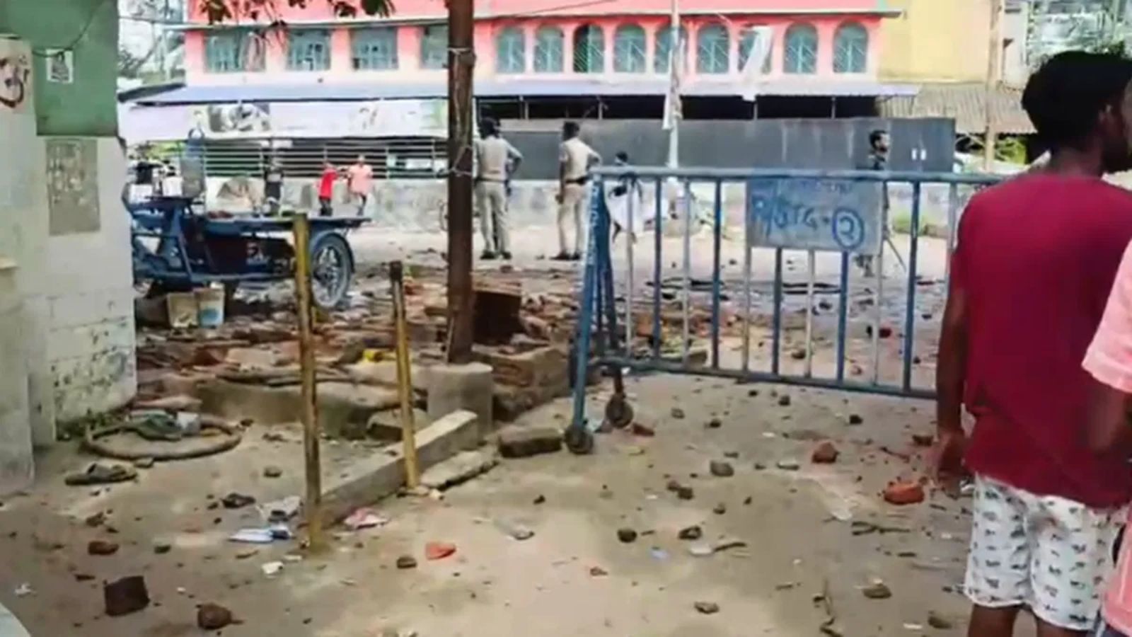 मुस्लिमों ने किया शिव मंदिर की जमीन पर अतिक्रमण, हिन्दुओं ने किया विरोध तो भीड़  हुई हमलावर: पत्थर बरसाए-गाड़ियाँ जलाईं, पश्चिम बंगाल की घटना