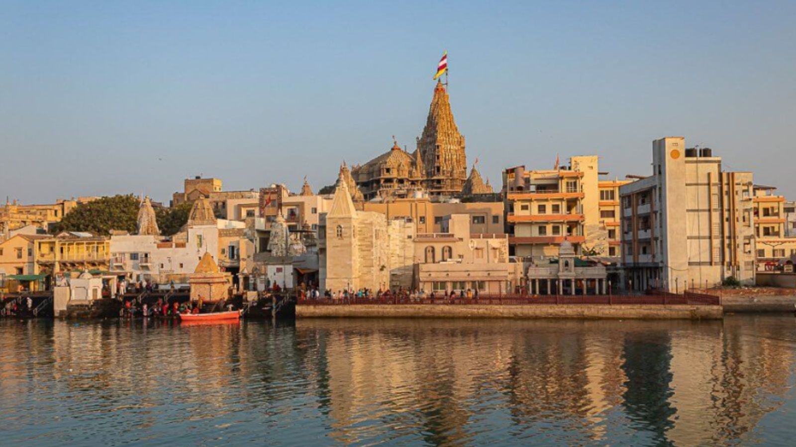 5 मंजिल, 72 खंभे और 78 मीटर ऊँचा शिखर: गुजरात के भव्य द्वारकाधीश मंदिर को कभी महमूद बेगड़ा ने किया था तोड़ने का प्रयास, सुल्तान महमूद ने मचाई थी जमकर लूटपाट