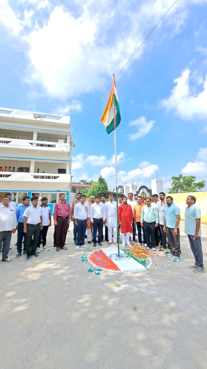 एसआर इंटरनेशनल एकेडमी में तिरंगे के साए में गूंजा देशभक्ति का तराना