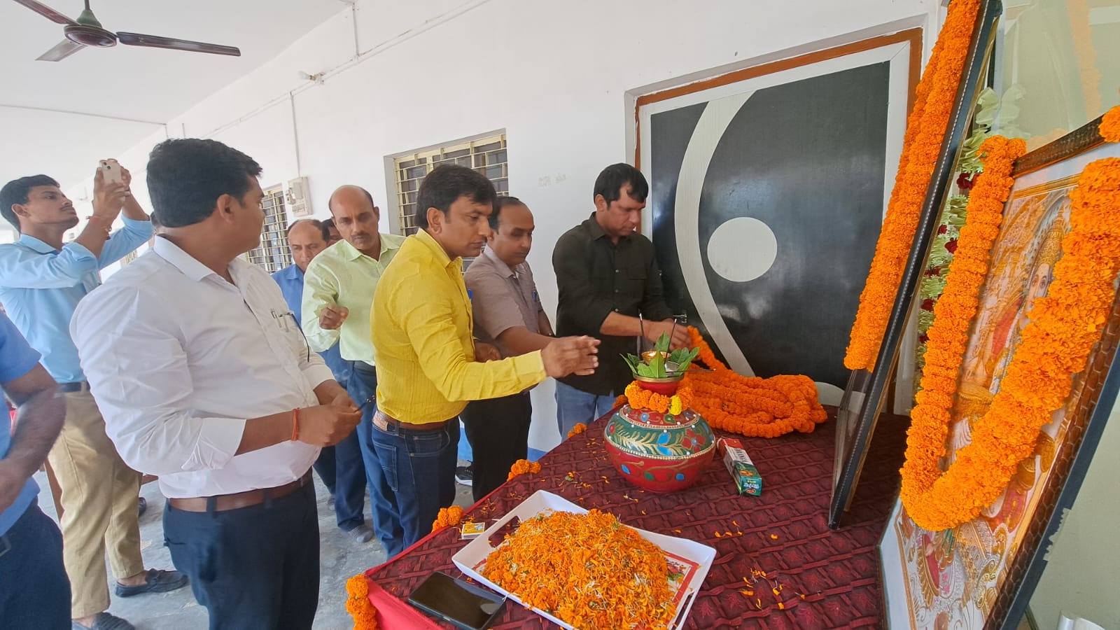 एसआर इंटरनेशनल एकेडमी में शिक्षक अभिभावक सम्मेलन का आयोजन किया गया, जिसमें अभिभावकों और शिक्षकों ने मिलकर नौनिहालों के शैक्षणिक कैरियर को शिखर