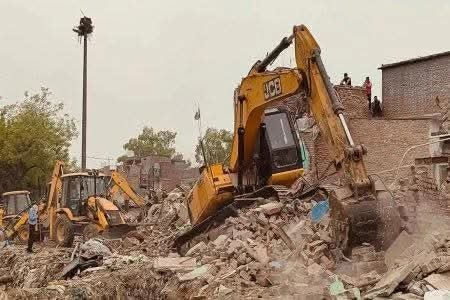 वाराणसी में अतिक्रमण पर बुलडोज़र: पद्मश्री मोहम्मद शाहिद का घर भी जमींदोज