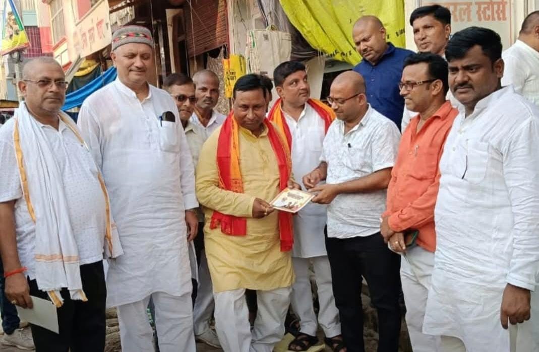 घटी जीएसटी की दरो को लेकर दुकानदारों से मिले विधायक जयप्रकाश