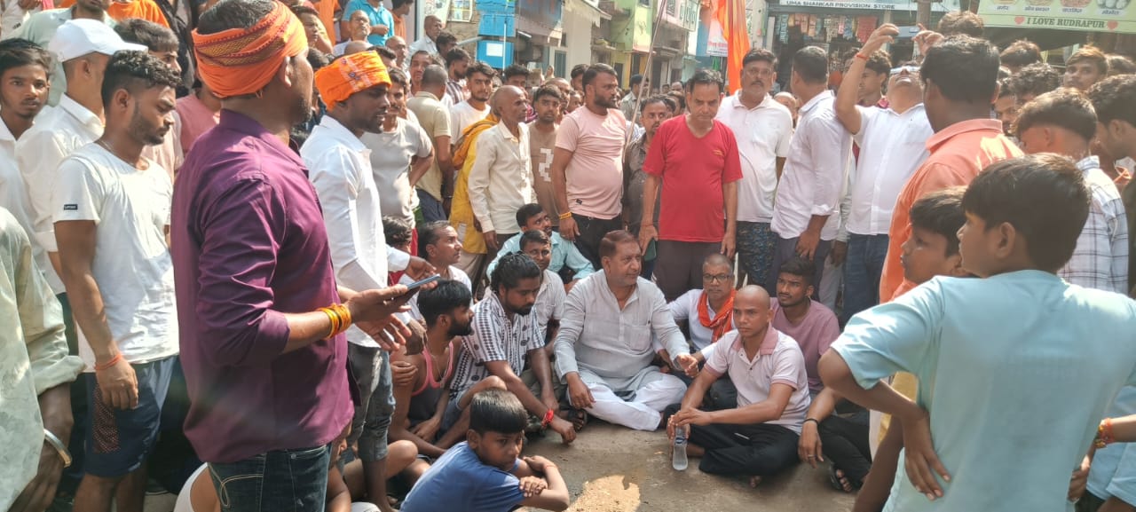 मुगलों का बाप छत्रपति शिवाजी महाराज’ लिखे बैनर से विवाद हिंदूवादी संगठन धरने पर बैठे