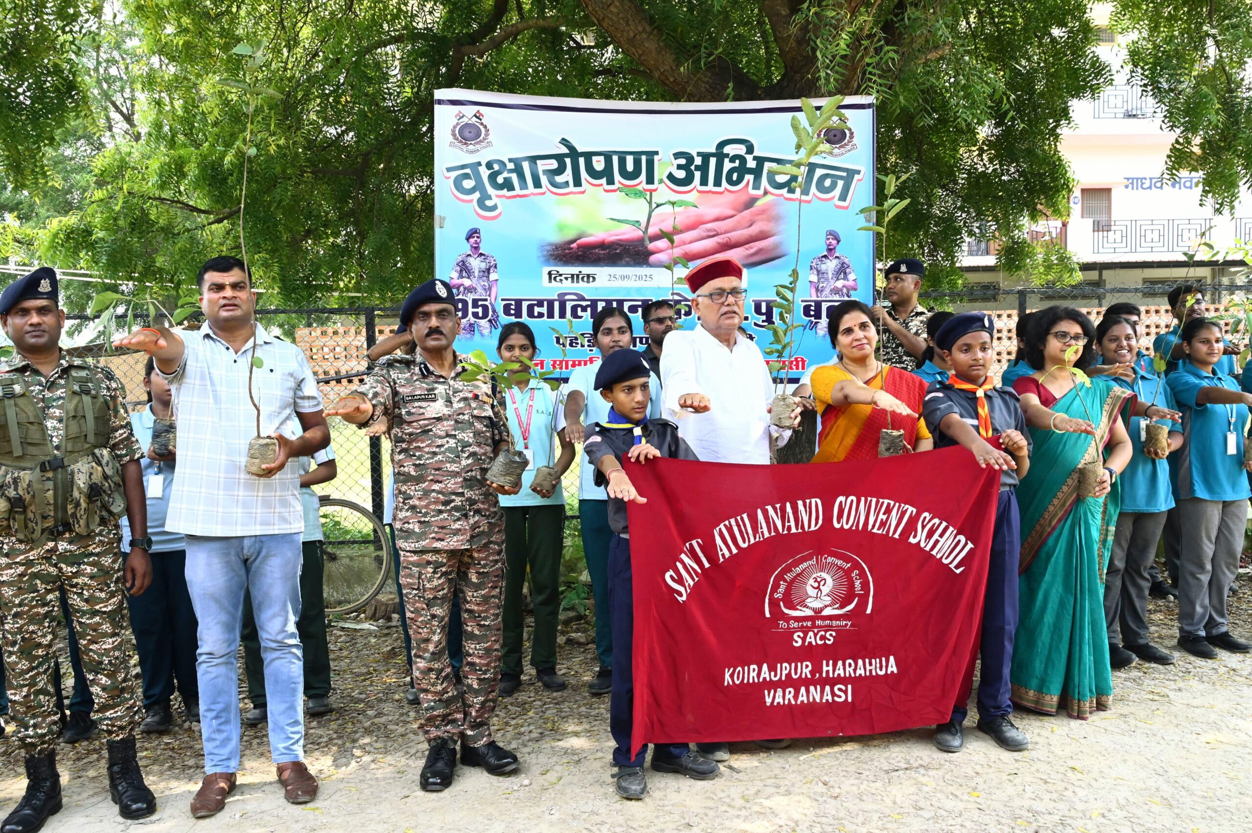 सीआरपीएफ 95 बटालियन व सृजन न्यास की पहल, छात्र-छात्राओं संग चला स्वच्छता अभियान