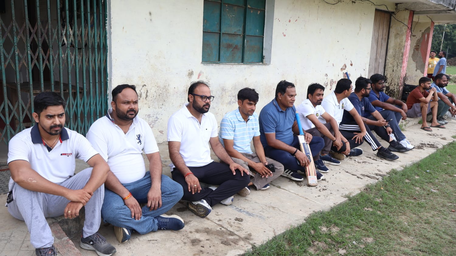 उत्तर प्रदेश ग्रामीण बैंक के युवा कर्मचारियों ने खेला क्रिकेट