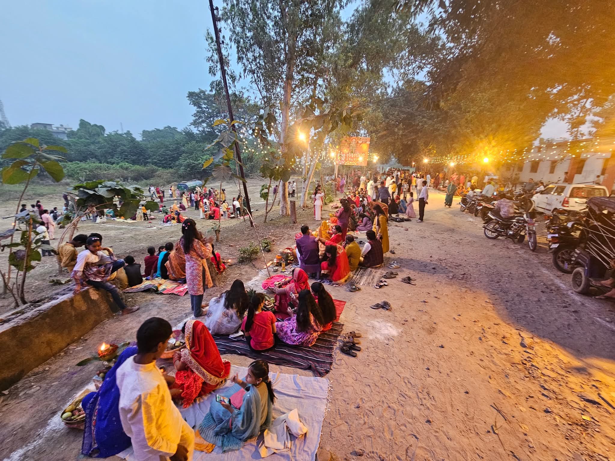 मौसम भी भारी नहीं पड़ पाया माँओ की आस्था पर,छठ घाटों पर उमड़ा जनसैलाब!