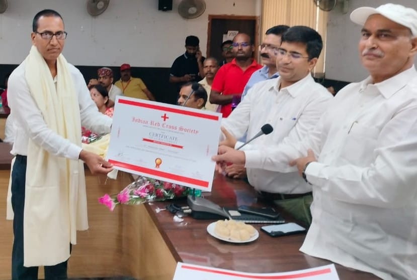 उत्कृष्ट सेवा सम्मान से सम्मानित हुए डॉ. स्वतंत्र यादव