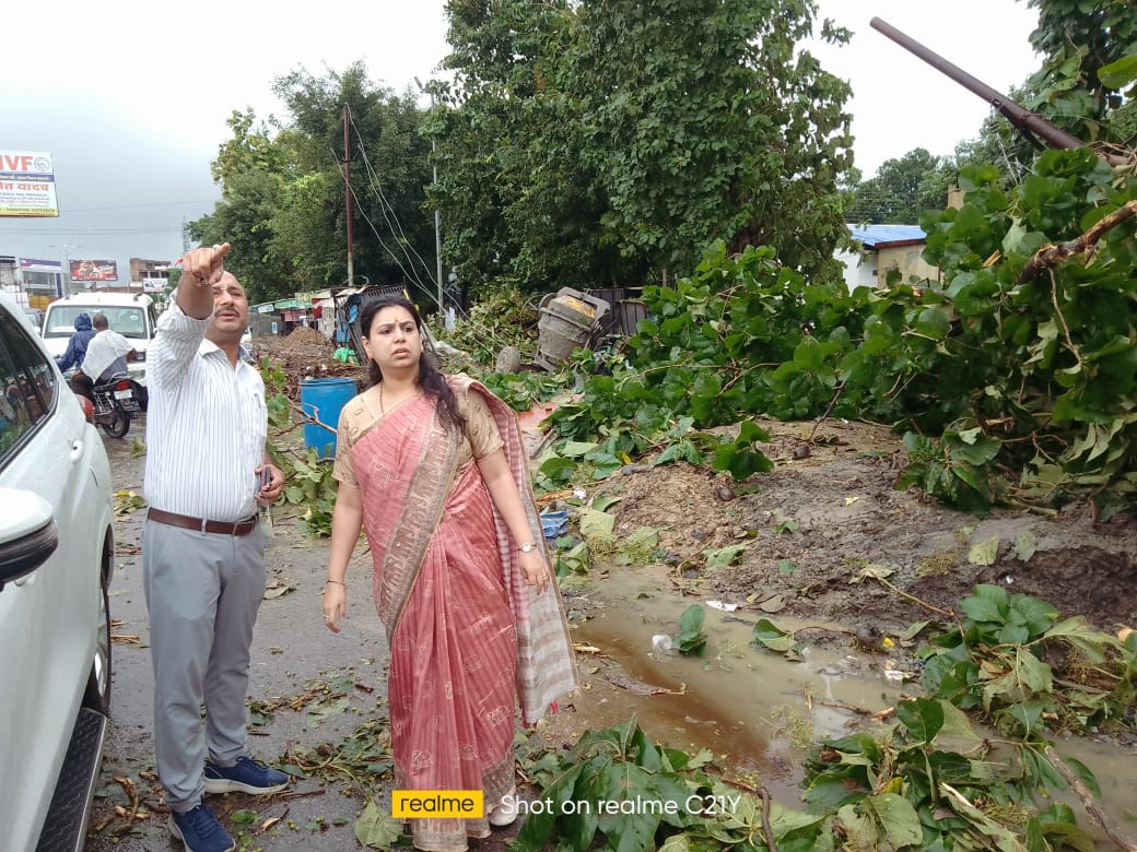 देवरिया में मूसलाधार बारिश से जनजीवन प्रभावित, जिलाधिकारी दिव्या मित्तल ने संभाली कमान