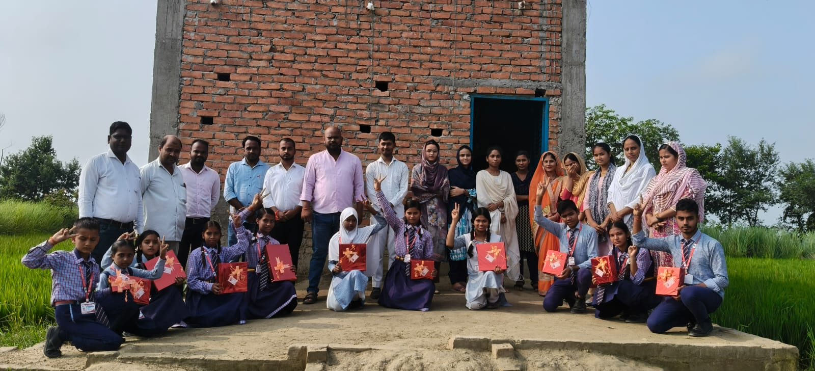 पुरस्कार पाकर खिले बच्चों के चेहरे एवं खुश हुए अभिभावक