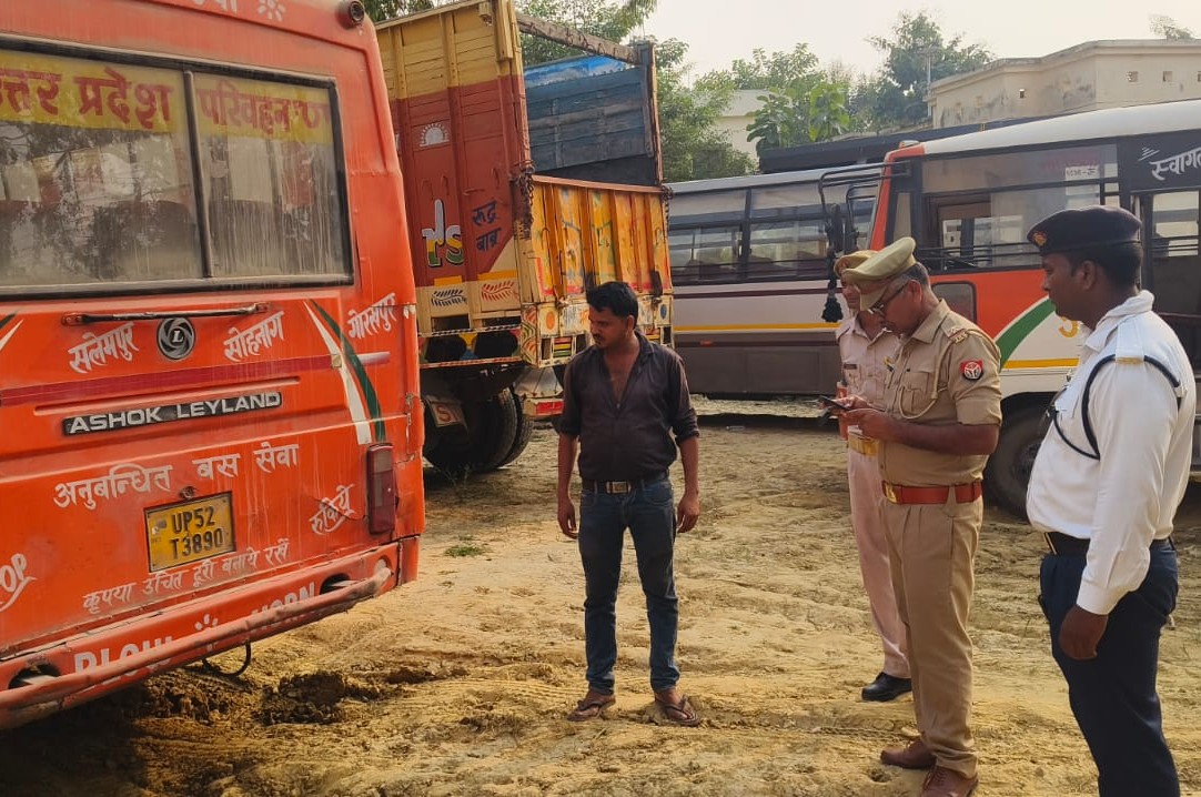 देवरिया में यातायात पुलिस का सघन चेकिंग अभियान, 152 वाहनों का ई-चालान, 2 सीज