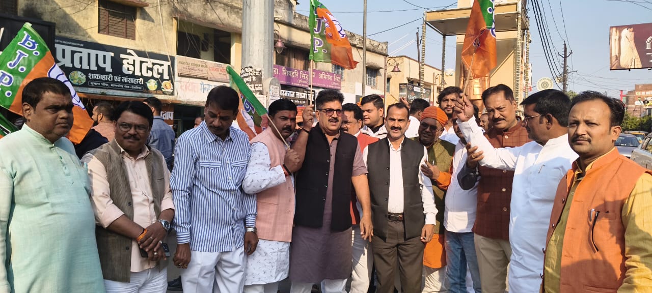 बिहार चुनाव जीत पर देवरिया में जश्न, विधायक शलभ मणि का अखिलेश पर वार