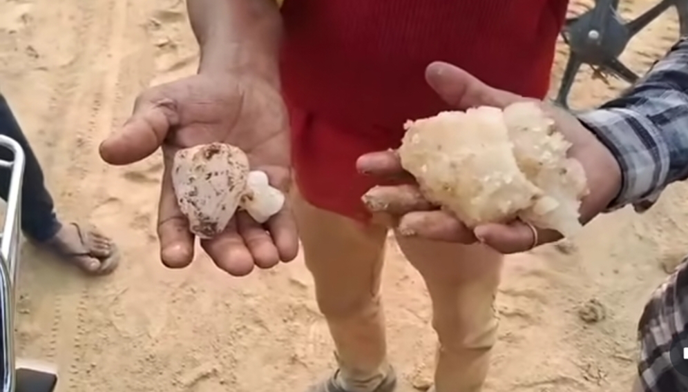 बदायूं में गिरे बड़े आकार के बर्फ के टुकड़े, लोगों में कौतूहल; प्रशासन ने जांच शुरू की
