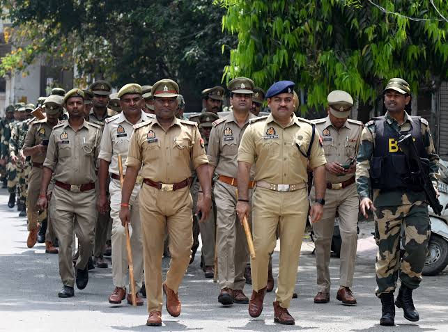 दिल्ली में हुई विस्फोट की घटना के दृष्टिगत, प्रदेश में सुरक्षा एवं सतर्कता को सुदृढ़ बनाए रखने हेतु माननीय मुख्यमत्री उत्तर प्रदेश श्री योगी आदित्यनाथ जी ने पुलिस महानिदेशक श्री राजीव कृष्ण से घटना की जानकारी प्राप्त कर उत्तर प्रदेश में समस्त पुलिस फोर्स को हाई अलर्ट पर रखते हुए सघन चेकिंग और सुरक्षा व्यवस्था सुनिश्चित करने के निर्देश दिये हैं